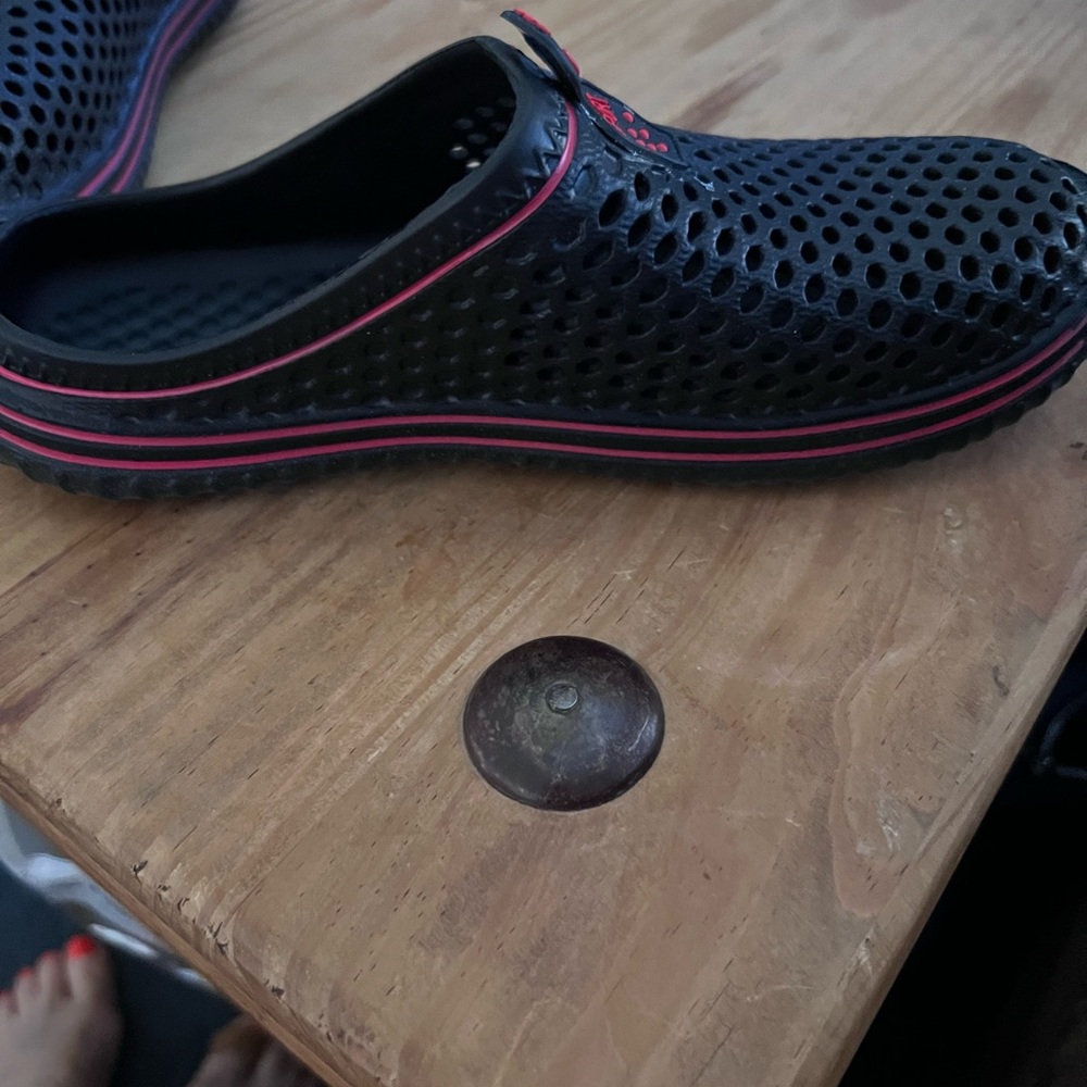 Women’s vented crocs black